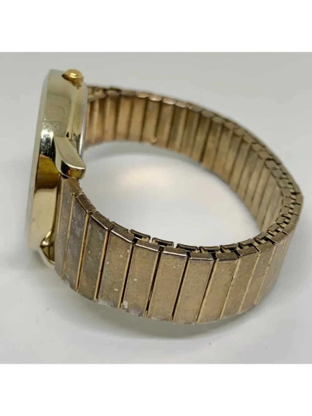 Vintage Timex day date indiglo Watch gold tone 37mm round stretch 7” running